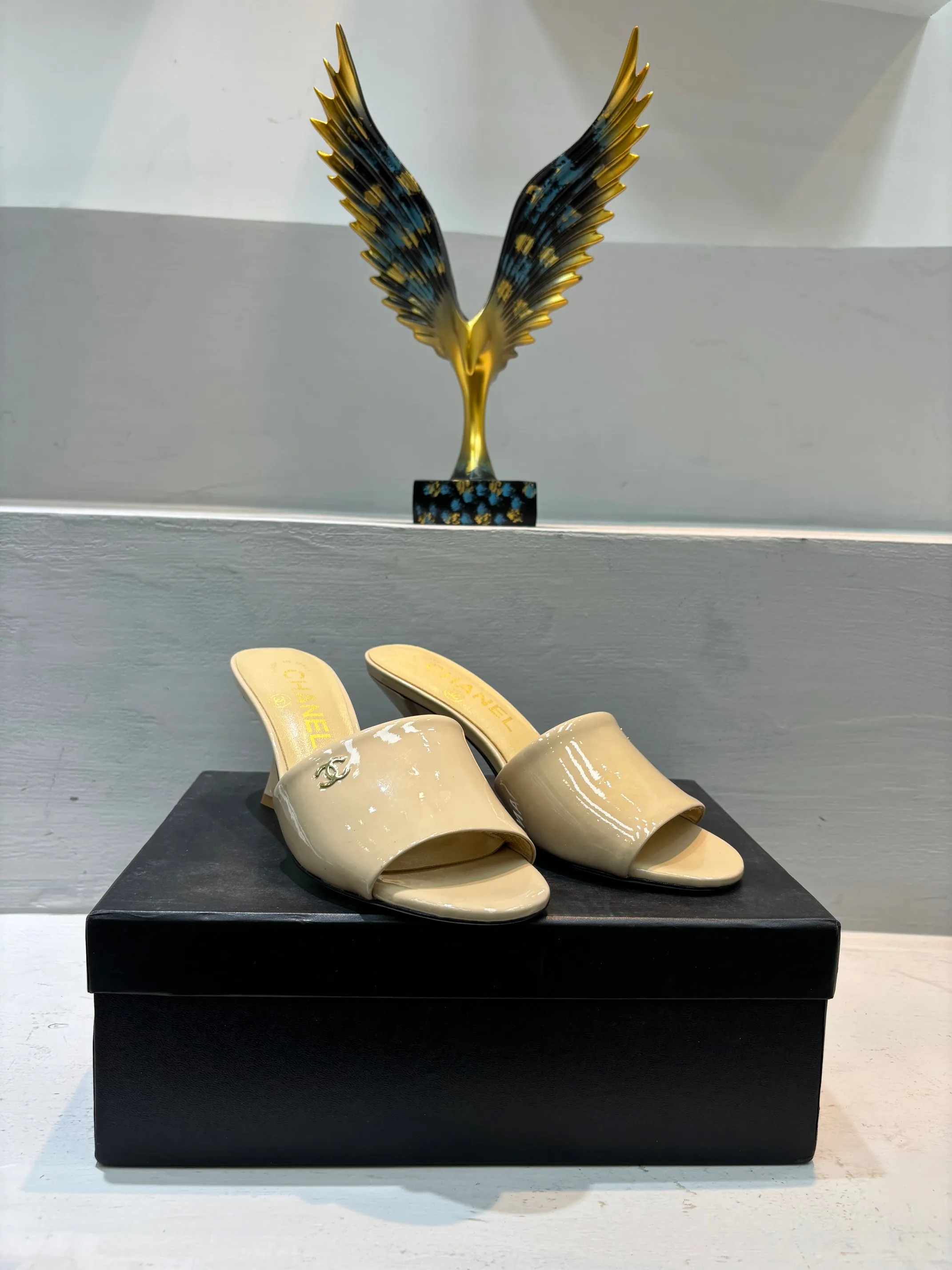 👟👟Ex-factory price 520👟👟 🌲🌲🌲 Chanel's new slippers for early summer, the same style is used by major fashion bloggers and celebrities, they are so beautiful! The upper is made of imported glossy patent leather and the lining is made of sheepskin. Original leather outsole, heel height 5cm. Size: 35-41 (custom-made 40 and 41 non-refundable)